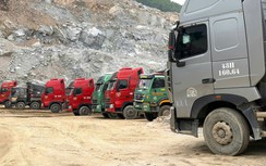 Khan hiếm nguồn cung, xe tải xếp hàng dài chờ mua đá ở Quảng Ngãi