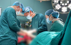 Người đàn ông suýt mất đôi bàn chân vì chườm nóng chữa tê bì