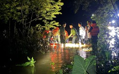 Bộ đội, công an căng dây đưa người phụ nữ vượt lũ đi cấp cứu trong đêm ở Nghệ An