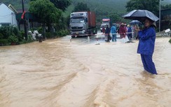Nghệ An: Nước lũ cuộn chảy như suối trên mặt đường, quốc lộ 48 ngập sâu 1m