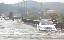 Cảnh sát giao thông Thanh Hóa lội nước phân luồng xe khi lũ thượng nguồn tràn về