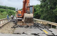 Nghệ An: Nước lũ dâng cao khiến mặt đường trên cầu khe Đá Hàn bị bong tróc, nứt vỡ