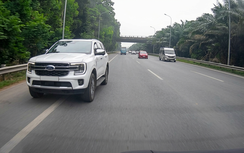 Ô tô vượt làn khẩn cấp, chặn đầu xe khác trên Đại lộ Thăng Long