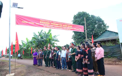 Gia Lai: Tặng 2,1km đường điện năng lượng mặt trời thắp sáng đường làng biên giới