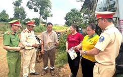 Công an Lâm Đồng vượt chục cây số đường sình lầy tuyên truyền pháp luật cho dân làng Dao