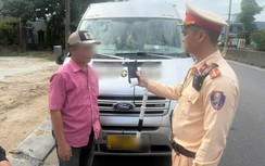 Đà Nẵng: Tài xế vi phạm nồng độ cồn khi đang chở 10 khách trên QL1A