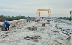 Công nhân làm việc xuyên lễ tại công trường đường Hồ Chí Minh qua tỉnh An Giang