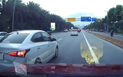 Ô tô liên tục tạt đầu, phanh gấp, ép xe phía sau giữa phố Hà Nội
