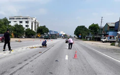 Đạp xe vác thang dài băng qua QL1, người đàn ông bị ô tô tông nguy kịch