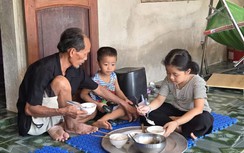 Cô giáo quên mình cứu bé trai trước đầu xe tải