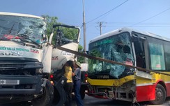 Hà Nội: Xe buýt tông xe chở rác ở Trung Giã, một tài xế mắc kẹt trong cabin