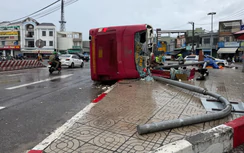Lật xe khách giường nằm tại nút giao quốc lộ qua Gia Lai, 2 người tử vong