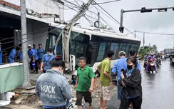 Xe đưa đón công nhân lao lên vỉa hè, tông gãy trụ điện ở Tây Ninh