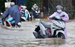 Cà Mau: Mưa lớn kết hợp triều cường gây ngập sâu, bộ đội hỗ trợ người dân di chuyển