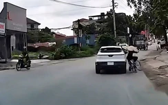 Vượt xe thiếu an toàn, ô tô húc ngã người đi xe đạp rồi bỏ đi