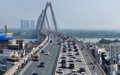 Hà Nội: Cầu Nhật Tân có thêm biển báo giữ khoảng cách an toàn, vạch kẻ chia cự ly