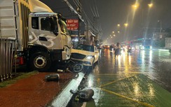 TP.HCM: Xe Mercedes tông nhiều xe máy chạy cùng chiều, 1 người tử vong