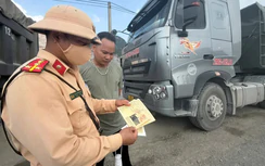 CSGT Phú Thọ tuyên truyền chở hàng đúng quy định cho lái xe tải
