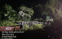 Xe đầu kéo mất lái lao khỏi đường đèo Kim Quy trên QL49 qua Huế, tài xế tử vong tại chỗ