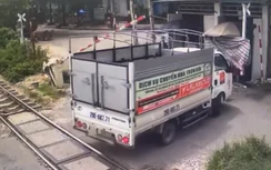 Hà Nội: Lùi xe tải làm hỏng rào chắn đường sắt, tài xế bị phạt 25 triệu đồng
