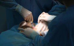 Cảnh báo biến chứng tiêm filler nâng ngực tại nhà