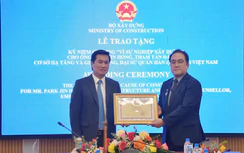 Bộ Xây dựng trao tặng Kỷ niệm chương “Vì sự nghiệp xây dựng” cho ông Park Jin Hong