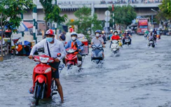 Triều cường dâng cao, nhiều tuyến đường phía Nam TP.HCM ngập sâu