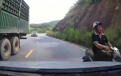 Xe máy vượt ẩu ở khúc cua, suýt đối đầu ô tô