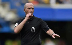 Trọng tài Mike Dean tiết lộ gây sốc khi làm việc ở Ngoại hạng Anh