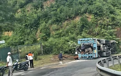 Nghệ An: Ô tô chở máy múc bị lật khi xuống dốc khiến hai người tử vong