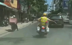 CSGT Khánh Hòa dùng xe chuyên dụng dẫn đường, hỗ trợ du khách nước ngoài đi cấp cứu