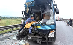 Xe khách va chạm xe đầu kéo trên cao tốc qua Hà Tĩnh, 5 người bị thương, giao thông ùn tắc