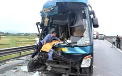 Tai nạn giao thông 7/9: Xe khách va chạm xe đầu kéo, 5 người bị thương