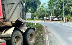 Xe đầu kéo va chạm ô tô khách trên QL6 qua Phú Thọ, 3 người thương vong