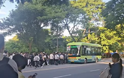 Xe buýt tại Đại học Quốc gia quá tải, TP.HCM tăng chuyến giải tỏa