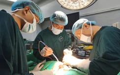 Cứu sống người đàn ông có khối áp xe phổi khủng do biến chứng rò đại tràng