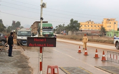 Điều tra vụ lái xe con trèo lên bàn cân tải trọng