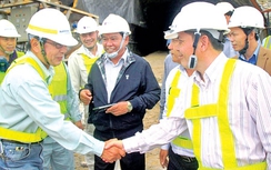 Chuyên gia ngoại ăn Tết Việt tại công trường