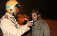 Nhiều tài xế bỏ chạy khi bị đo nồng độ cồn siêu nhanh