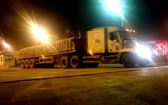 Xe chở xi măng Chinfon vẫn ngang nhiên quá tải