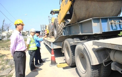 Lái xe tải “câu giờ”, gọi điện thoại “trợ giúp”