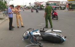 Xe tải va xe máy, 2 bà cháu nhập viện