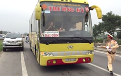 Xe khách 2 lần lao vào CSGT bị tước phù hiệu 1 tháng