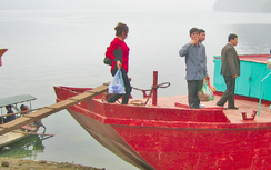 Hãi hùng tàu cũ chở khách du lịch lòng hồ Hòa Bình