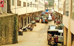 Đột nhập tổng kho hàng lậu “xứ Tàu”