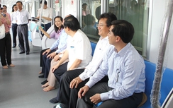 Đại biểu Hội đồng nhân dân “chỉnh” mô hình tàu điện ngầm