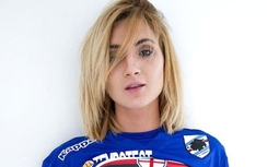 Siêu mẫu ngực trần cởi đồ cổ vũ Báo đen