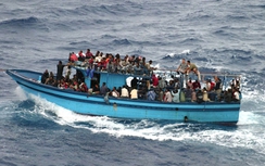 Hơn 300 người nhập cư được cứu trên biển Địa Trung Hải