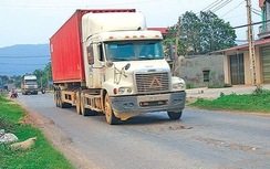 Hàng trăm xe “khủng” cày nát QL37