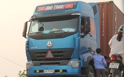 Nhân viên gác chắn ngang nhiên “thu phí” tài xế qua cầu